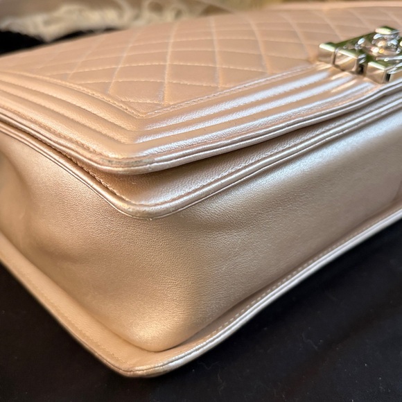 🩷Stunning Chanel Boy Bag Maxi. Original condition.🩷Rare shimmering pearl color - Picture 16 of 17